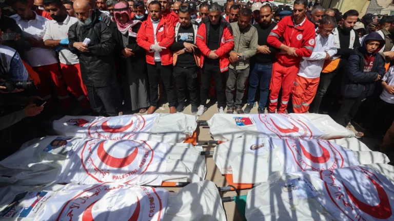 مقتل وإصابة نحو ألف شخص من العاملين في المجال الإنساني خلال عام واحد