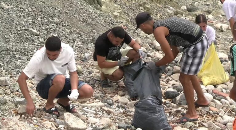 مهاجرون مغاربة يساعدون في  تنظيف شاطئ سبتة (صور)