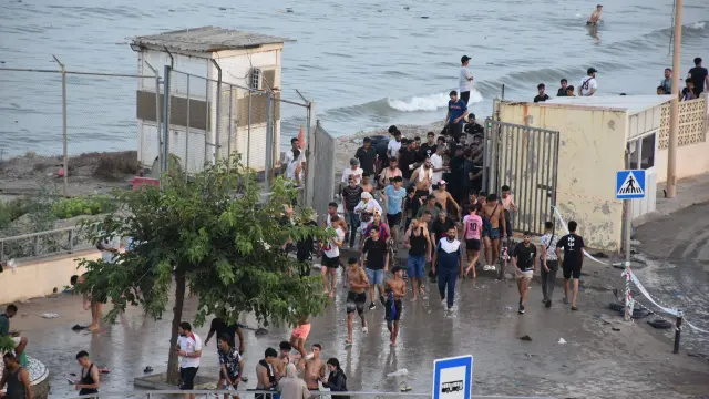 آلاف المهاجرين يعودون إلى المغرب من سبتة بسبب سوء الأحواء الجوية