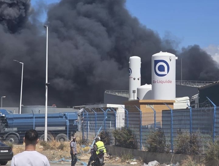 السلطات تكشف تفاصيل حريق أتى على ثلاثة مصانع ضواحي طنجة