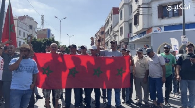 سائقو سيارات الأجرة يحتجون بالبيضاء