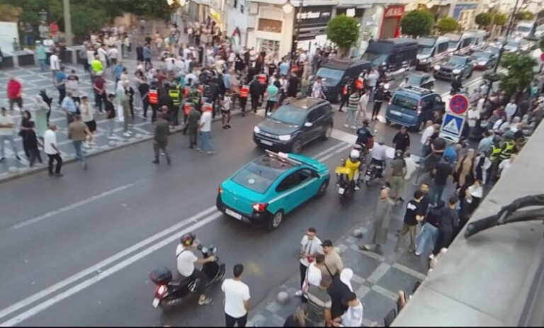 طنجة.. السلطات تفرق بالقوة وقفة احتجاجية مناهضة للتطبيع وتوقف عدة ناشطين (فيديو)