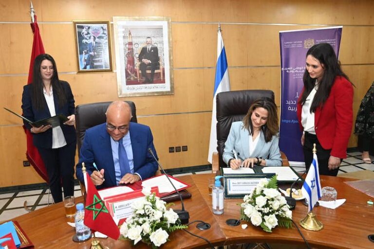 جامعيون مغاربة يطيرون إلى إسرائيل