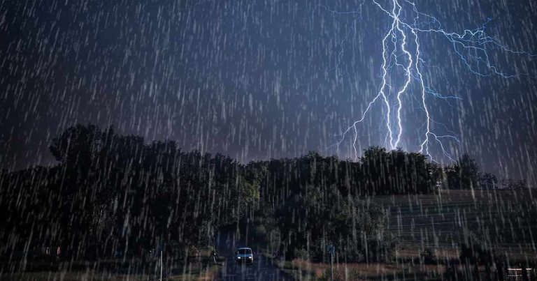 الأرصاد تنذر بأمطار في مناطق عديدة بالمغرب