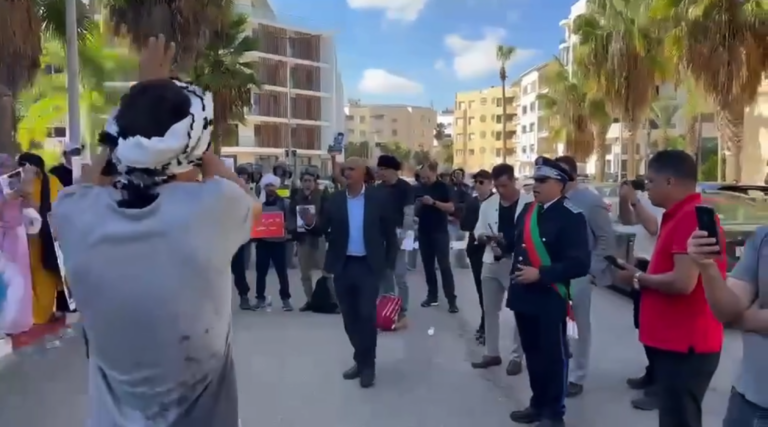 رفع أعلام “انفصالية” بقلب العاصمة الرباط يودي لفض وقفة عائلات معتقلي “اكديم ازيك” واعتقالهم (فيديو)