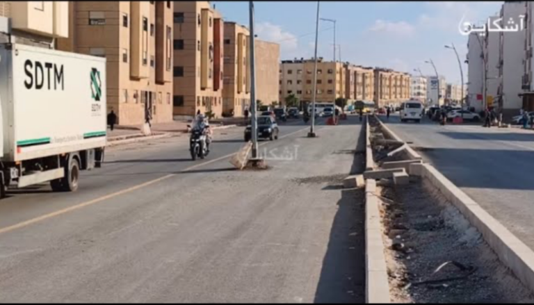 أعمدة للإنارة وسط طريق ببوسكورة