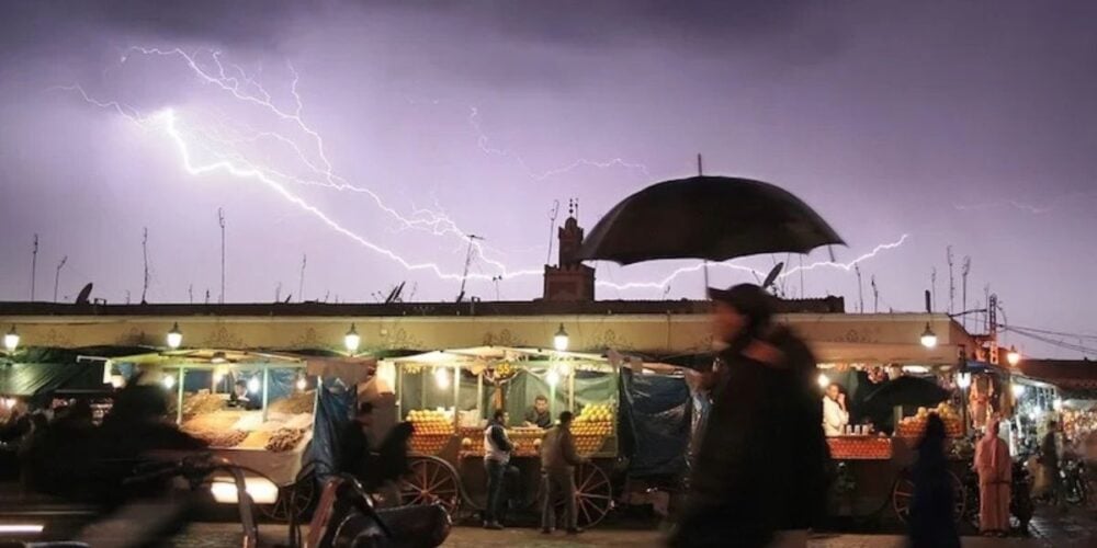 زخات رعدية وتراجع درجات الحرارة في طقس اليوم