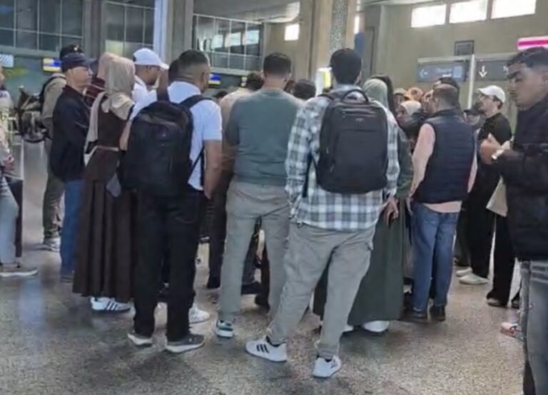تأخر طائرة لأزيد من 10 ساعة يفجر غضب مسافرين بطنجة (صور)