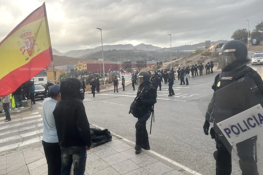 الشرطة الإسبانية تفكك أكبر تجمعات ”الحراكة” المغاربة في سبتة