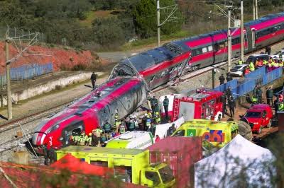 عاجل.. ارتفاع حصيلة حادث تصادم قطارين وسط إسبانيا إلى 64 قتيلا