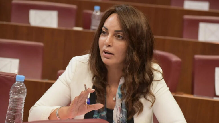 الاستقلال يبعد مديحة خيير من رئاسة فريقه النيابي وينتخب رئيسا جديدا له