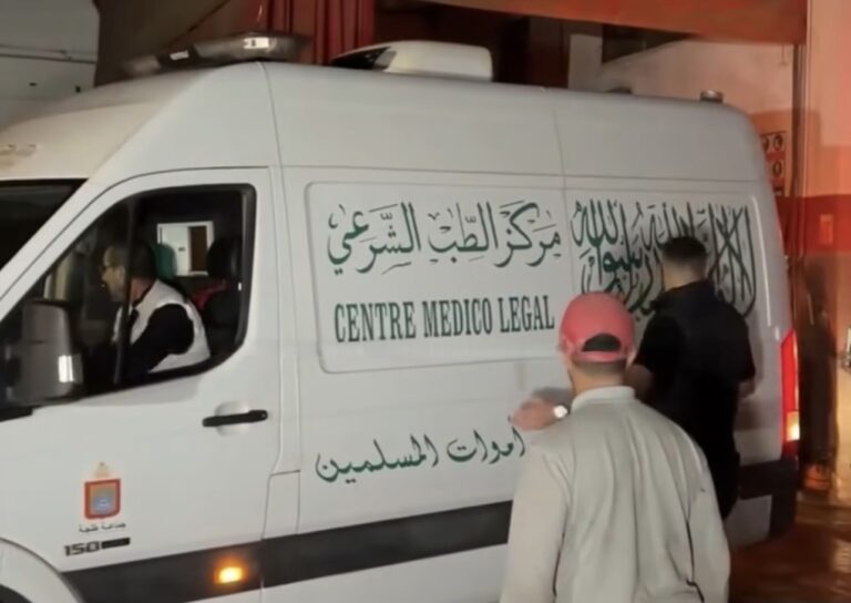انتشال جـ ـثـ ـة متفحمة بعد الحريق الذي أتى على مصنع للخشب بطنجة (صور)